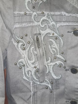 Cazadora verde militar bordada con tachuelas mujer