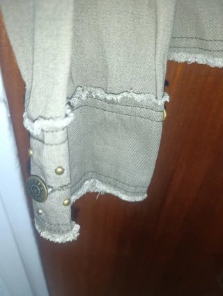 Cazadora verde militar bordada con tachuelas mujer