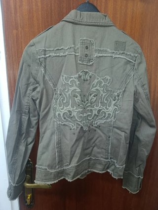 Cazadora verde militar bordada con tachuelas mujer