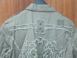 Cazadora verde militar bordada con tachuelas mujer