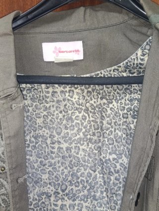 Cazadora verde militar bordada con tachuelas mujer