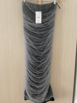 Vestido midi Zara strapless perlas