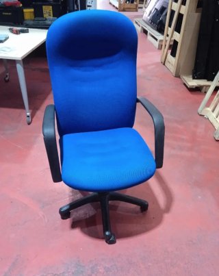 Silla de oficina azul y Amplio Escritorio despacho