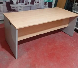 Silla de oficina azul y Amplio Escritorio despacho