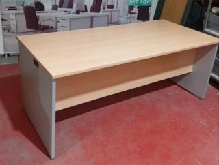 Silla de oficina azul y Amplio Escritorio despacho