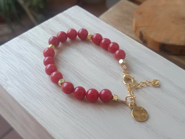 Pulsera artesanal de piedra natural roja y dorada