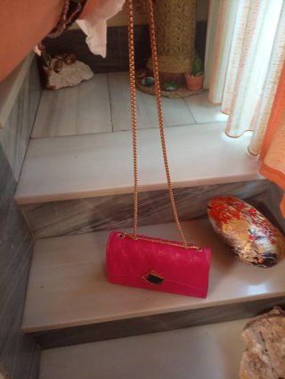 Bolso fucsia cadena dorada