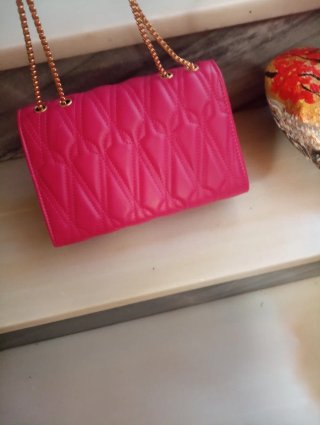 Bolso fucsia cadena dorada