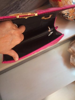 Bolso fucsia cadena dorada