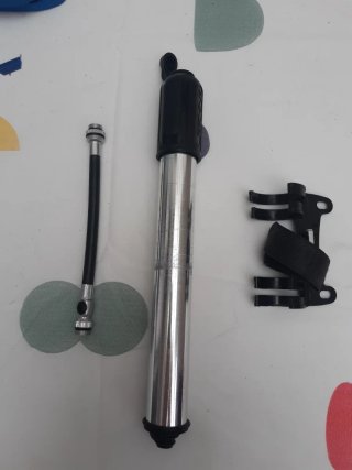 Bomba Lezyne Plata y Negra