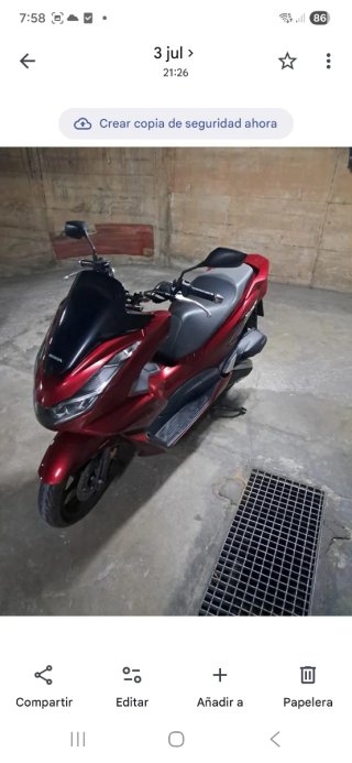 Moto Honda PCX Maxi Scooter  125, roja del 2022.