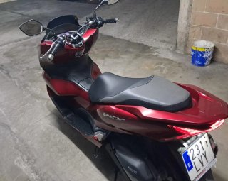 Moto Honda PCX Maxi Scooter  125, roja del 2022.