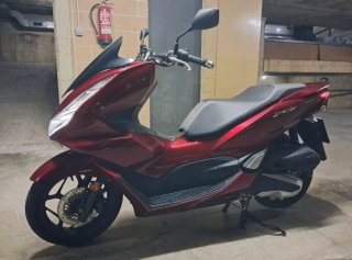 Moto Honda PCX Maxi Scooter  125, roja del 2022.