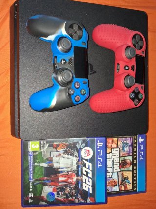 Consola PS4 + 2 Mandos + 3 Juegos