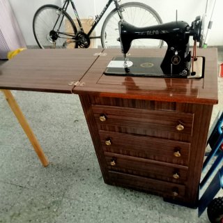 Máquina de coser Alfa con mueble