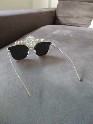 Gafas de sol plateadas con pedrería