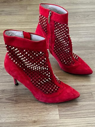 Botines rojos con tachuelas doradas