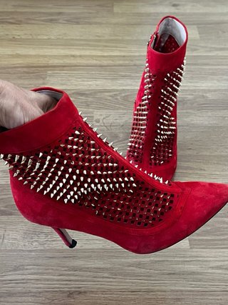 Botines rojos con tachuelas doradas