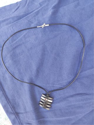 Collana in caucciù con pendente geometrico