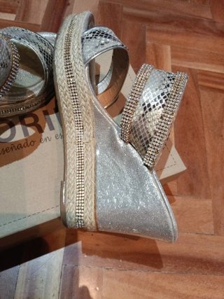 Sandalias Corina Elegantes Doradas y Plateadas