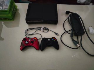 Xbox 360 con 2 mandos y 9 juegos