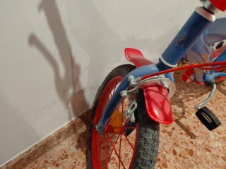 Bicicleta infantil Spiderman azul