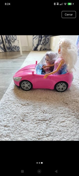 Coche rosa con 2 muñecas