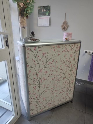 Mostrador de recepción con estampado floral