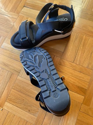 Sandalias cuña alta negras y doradas