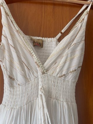Vestido largo blanco verano, con detalles dorados.