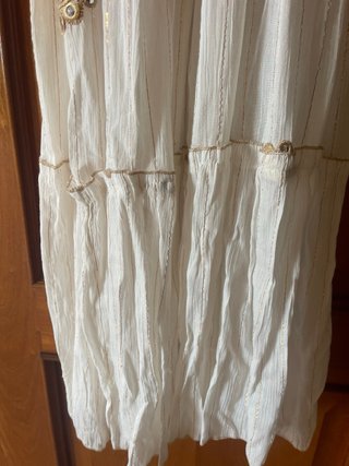 Vestido largo blanco verano, con detalles dorados.