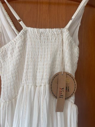Vestido largo blanco verano, con detalles dorados.