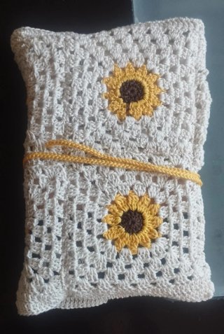 Funda de ganchillo para libros con girasoles