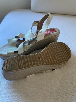 Sandalias de tacón beige y blancas