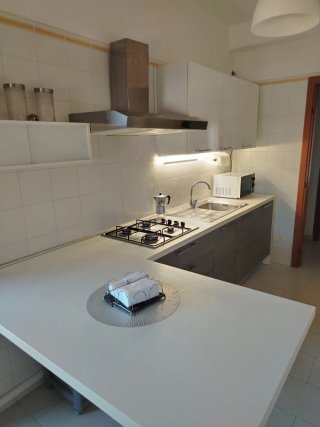 Cucina componibile marrone e bianca