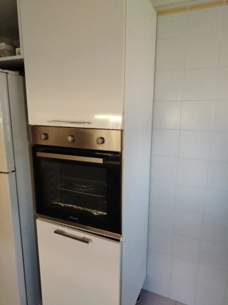Cucina componibile marrone e bianca