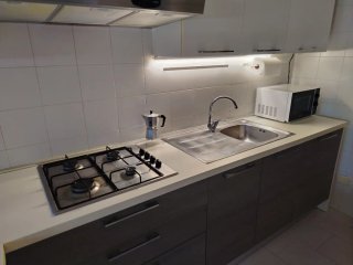 Cucina componibile marrone e bianca