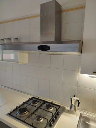 Cucina componibile marrone e bianca