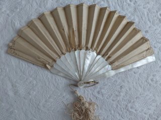 Antiguo abanico nacar y seda pintado a mano