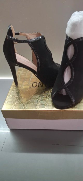 Sandalias negras de tacón abierto  a N 40
