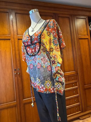 Blusa tipo casaca estampada