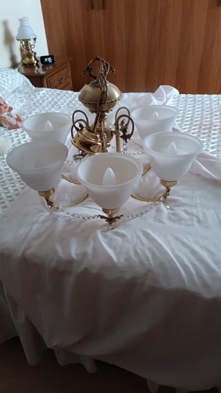 Elegante Lámpara Araña Clásica Dorada