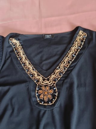 Blusa fiesta exclusiva negra, con encajes y piedra
