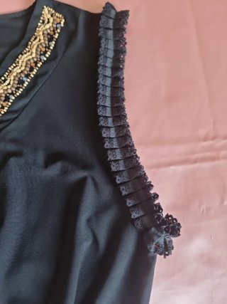Blusa fiesta exclusiva negra, con encajes y piedra
