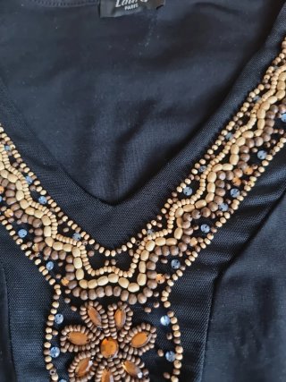 Blusa fiesta exclusiva negra, con encajes y piedra