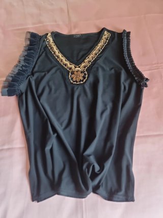Blusa fiesta exclusiva negra, con encajes y piedra
