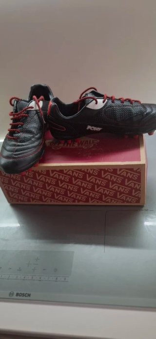 Botas de fútbol negras con cordones rojos   N 42
