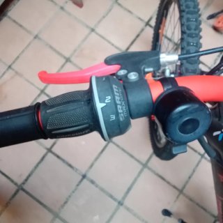 Bicicleta Rockrider con marchas, negra y naranja.