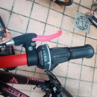 Bicicleta Rockrider con marchas, negra y naranja.