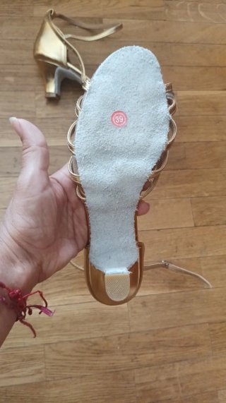 Zapatos de baile dorados sin estrenar